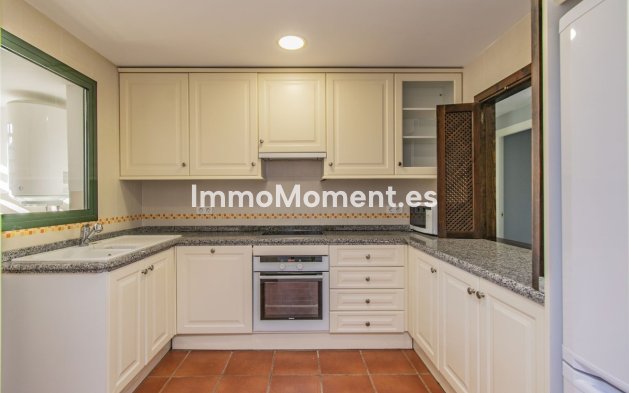 Resale - Apartment - Estepona - Atalaya