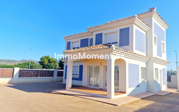 Obra nueva - Villa independiente - Purias