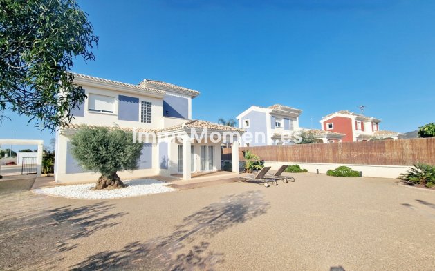 Obra nueva - Villa independiente - Purias