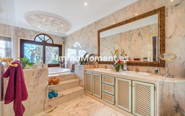 Resale - Villa - Estepona - Estepona Centro