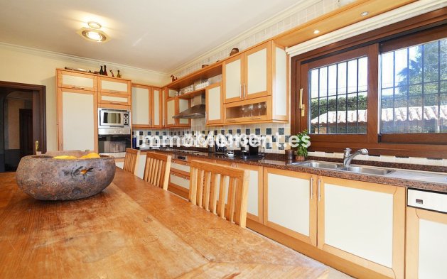 Resale - Villa - Marbella - Nueva Andalucía