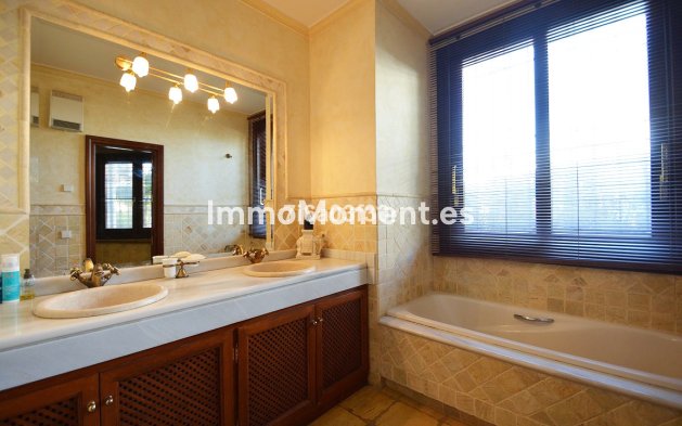 Resale - Villa - Marbella - Nueva Andalucía