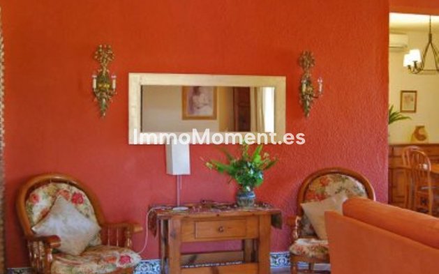 Wiederverkauf - Villa -   Inländisch - Alhaurín de la Torre