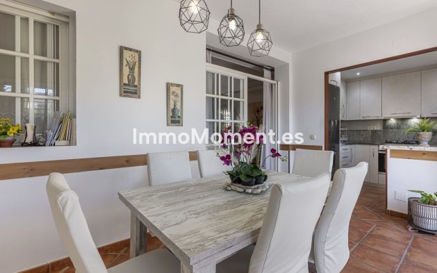 Resale - Apartment - Marbella - Nueva Andalucía