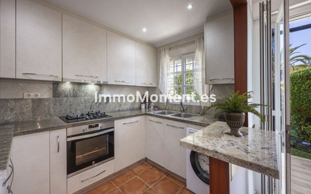 Resale - Apartment - Marbella - Nueva Andalucía