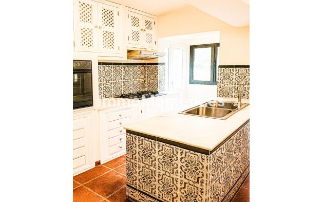 Resale - Villa - Benahavís - Benahavís Centro