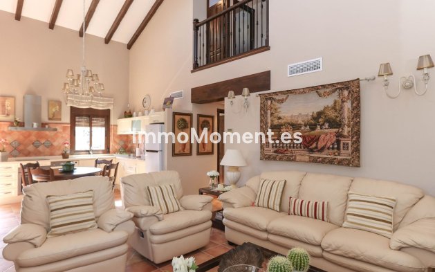 Reventa - Villa - Interior  - Guaro