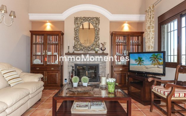 Reventa - Villa - Interior  - Guaro