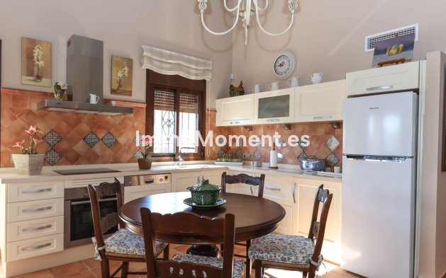 Reventa - Villa - Interior  - Guaro