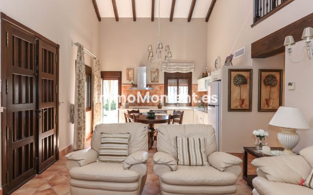 Reventa - Villa - Interior  - Guaro