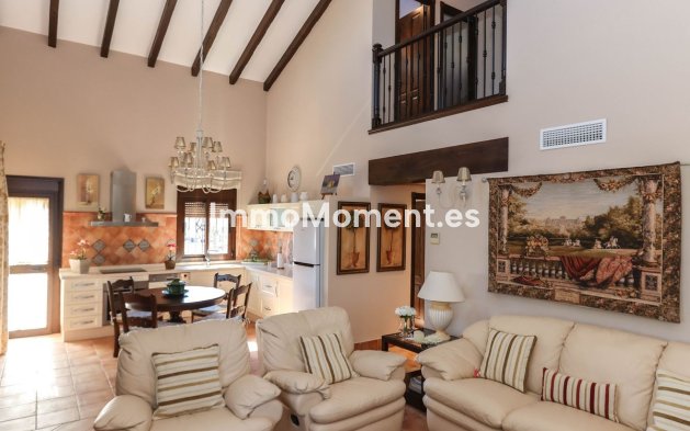 Reventa - Villa - Interior  - Guaro