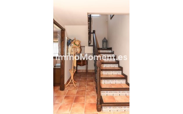 Reventa - Villa - Interior  - Guaro