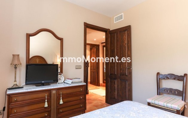 Reventa - Villa - Interior  - Guaro