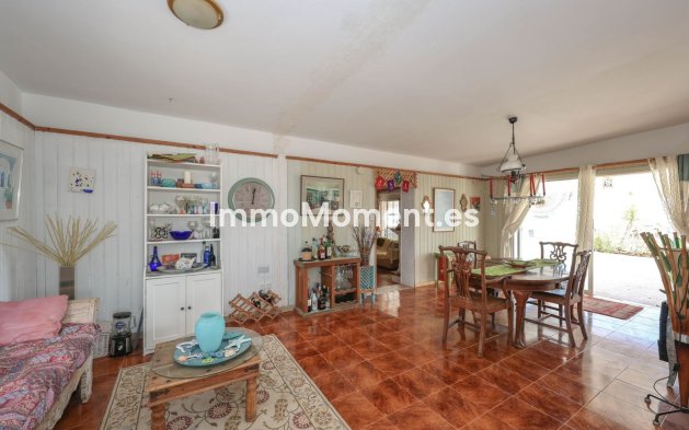 Reventa - Villa - Interior  - Guaro