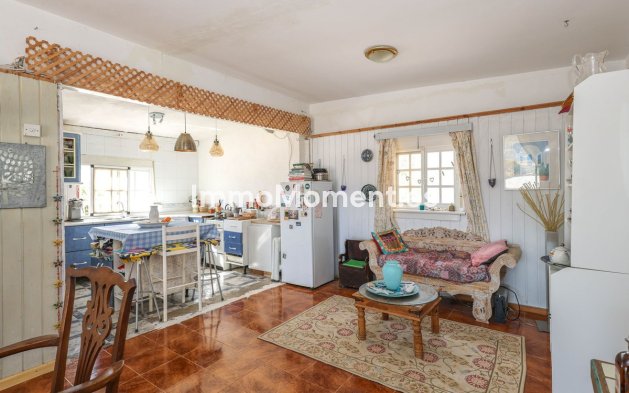 Reventa - Villa - Interior  - Guaro