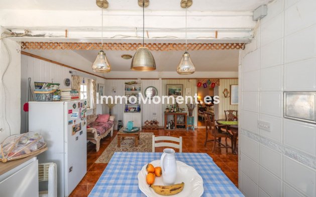 Reventa - Villa - Interior  - Guaro