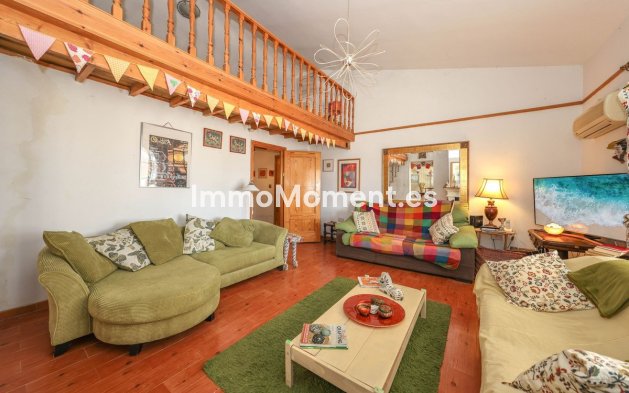 Reventa - Villa - Interior  - Guaro