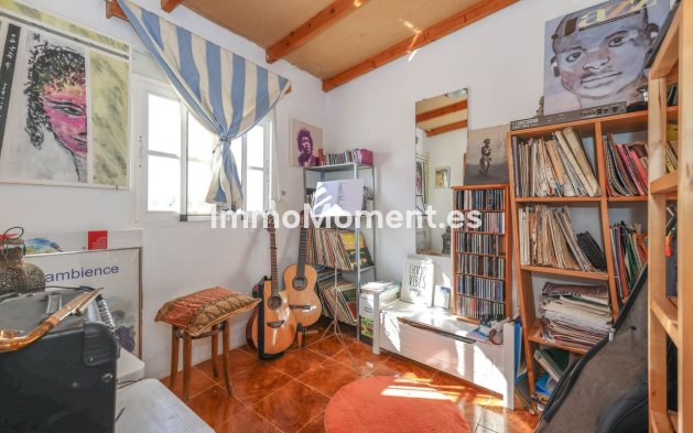 Reventa - Villa - Interior  - Guaro