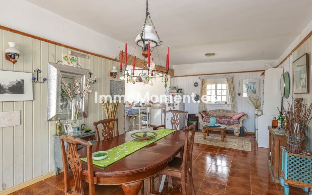 Reventa - Villa - Interior  - Guaro