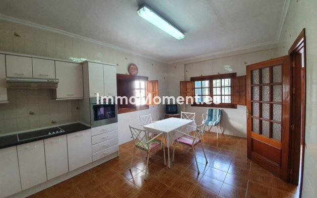 Reventa - Villa - Interior  - Guaro