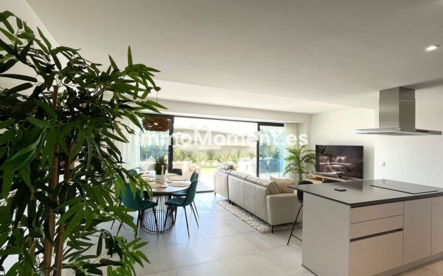 Resale - Apartment - Estepona - Selwo