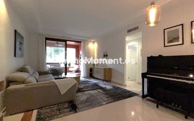 Resale - Apartment - Marbella - Elviria