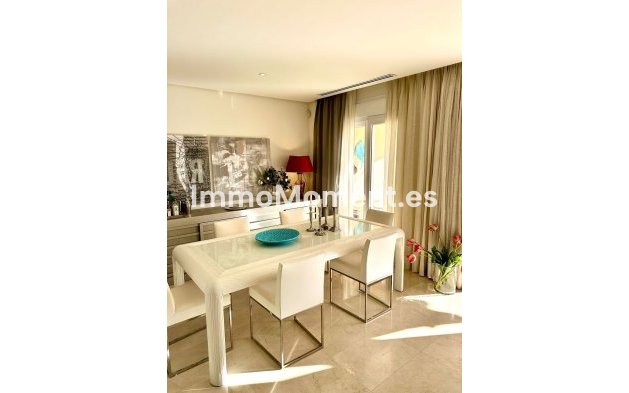 Resale - Apartment - Marbella - Nueva Andalucía