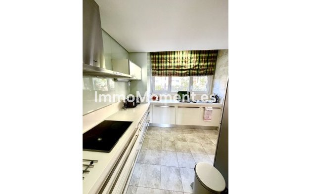 Resale - Apartment - Marbella - Nueva Andalucía