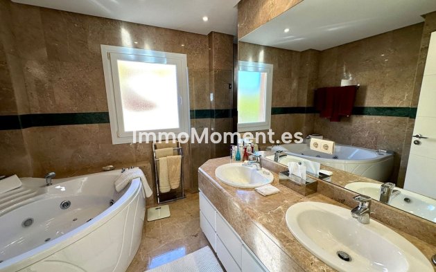 Resale - Apartment - Marbella - Nueva Andalucía