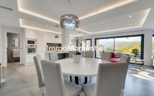 Wiederverkauf - Villa -   Inländisch - Istán