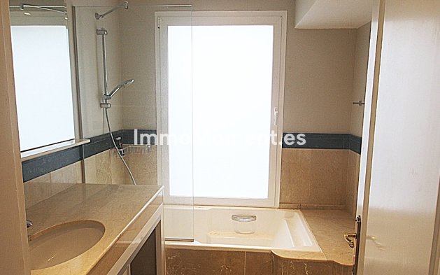 Wiederverkauf - Villa -   Inländisch - Istán