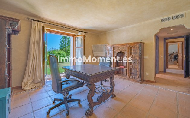 Resale - Villa - Estepona - Estepona Centro