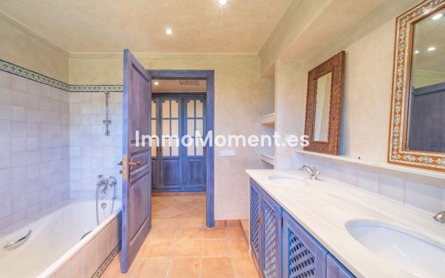 Resale - Villa - Estepona - Estepona Centro