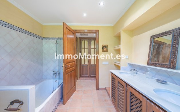 Resale - Villa - Estepona - Estepona Centro