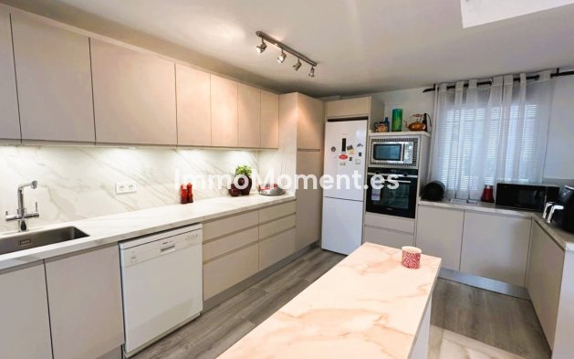 Resale - Apartment - Marbella - Nueva Andalucía