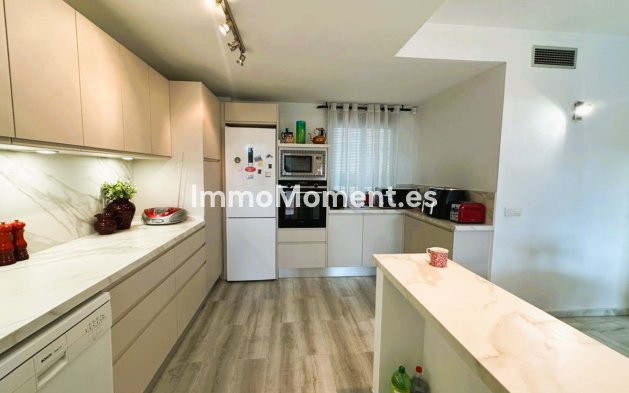 Resale - Apartment - Marbella - Nueva Andalucía