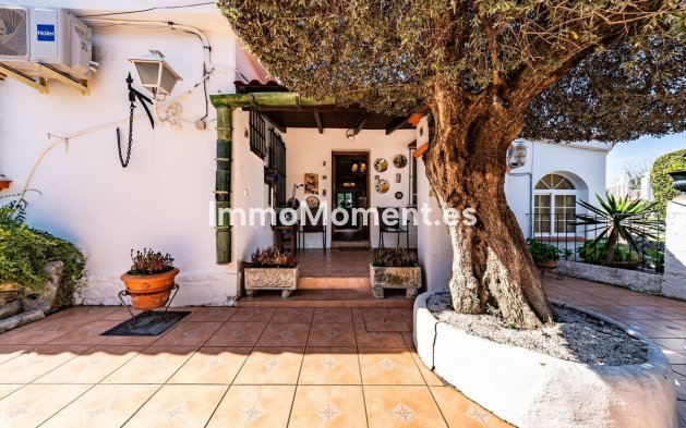 Wiederverkauf - Villa -   Inländisch - Alhaurín de la Torre