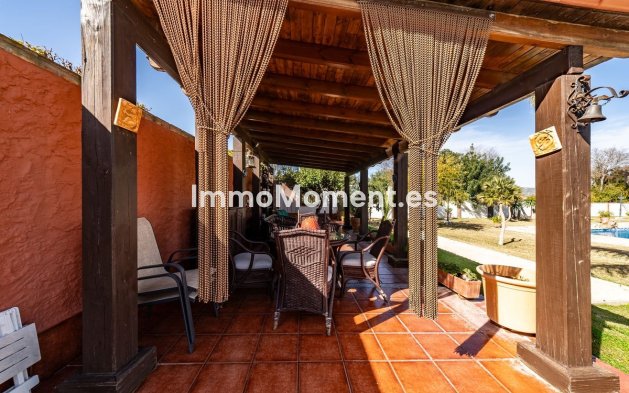 Wiederverkauf - Villa -   Inländisch - Alhaurín de la Torre