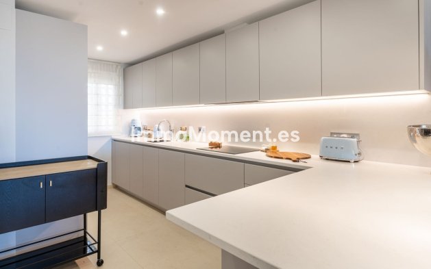 Resale - Apartment - Estepona - Atalaya