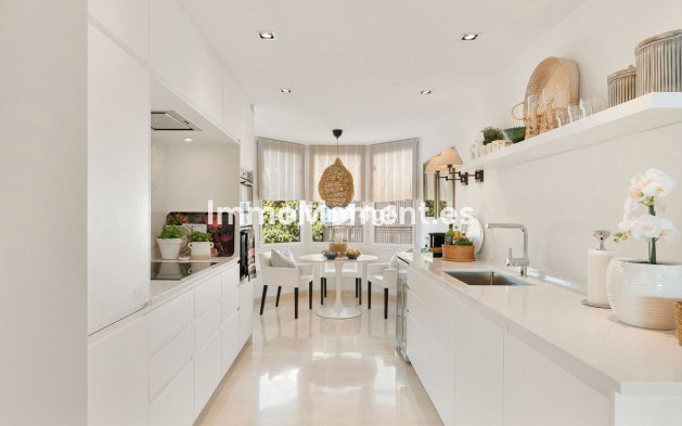 Resale - Apartment - Marbella - Nueva Andalucía