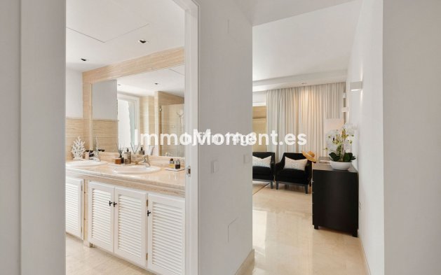 Resale - Apartment - Marbella - Nueva Andalucía