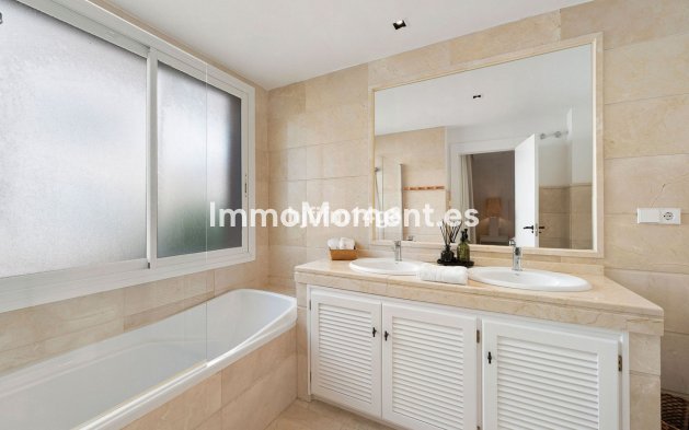 Resale - Apartment - Marbella - Nueva Andalucía