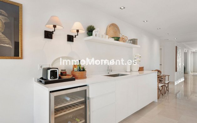 Resale - Apartment - Marbella - Nueva Andalucía