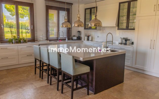 Resale - Villa - Marbella - Guadalmina Alta