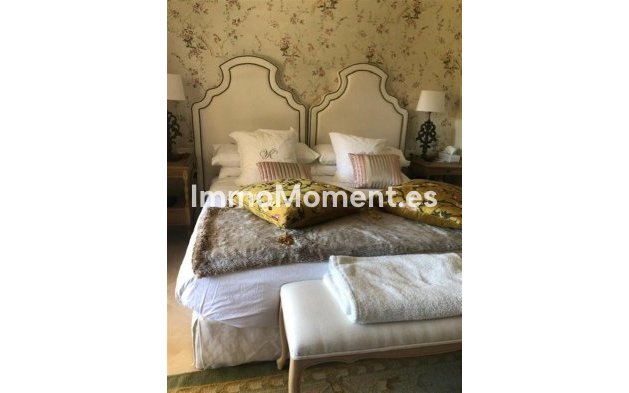 Resale - Villa - Marbella - Puerto Banús