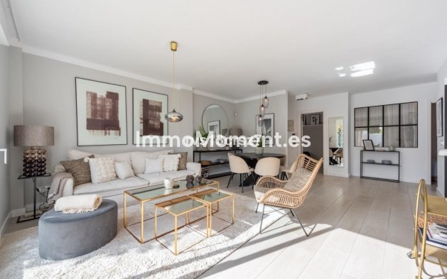 Resale - Apartment - Marbella - Nueva Andalucía