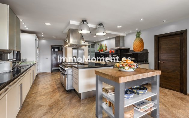 Resale - Villa - Estepona - Estepona Centro