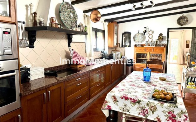 Resale - Detached villa - Estepona - Atalaya