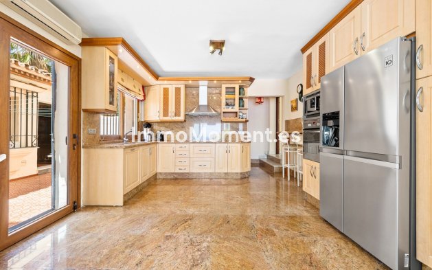 Resale - Villa - Estepona - Estepona Centro