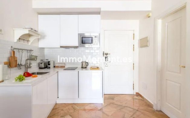 Resale - Apartment - Marbella - Elviria